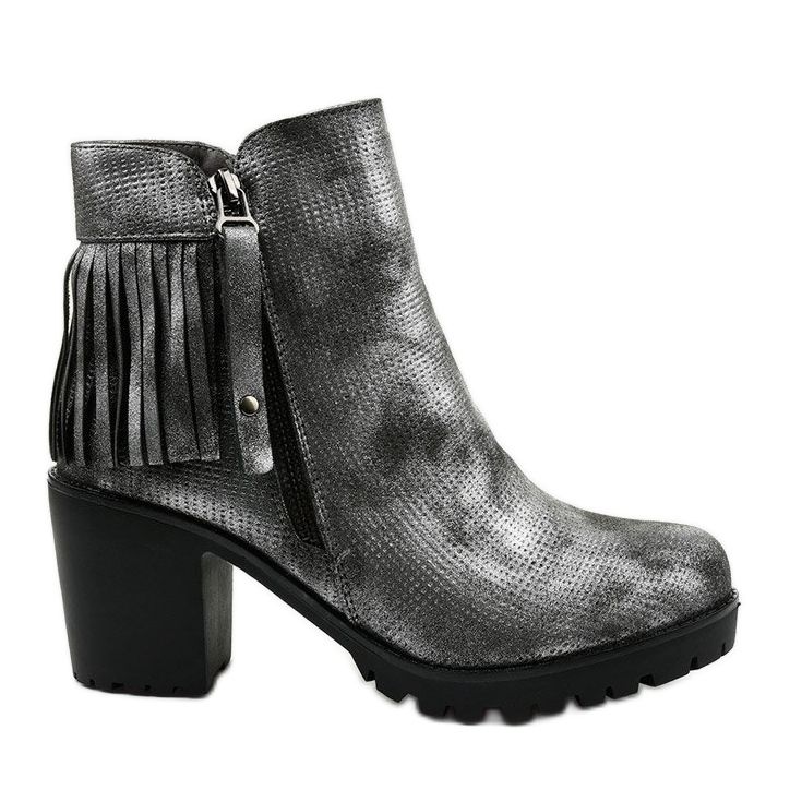 Grå stövlar på Amar -stolpen