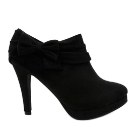 Svarta stövlar på en hög klack med en elastisk Fharvix