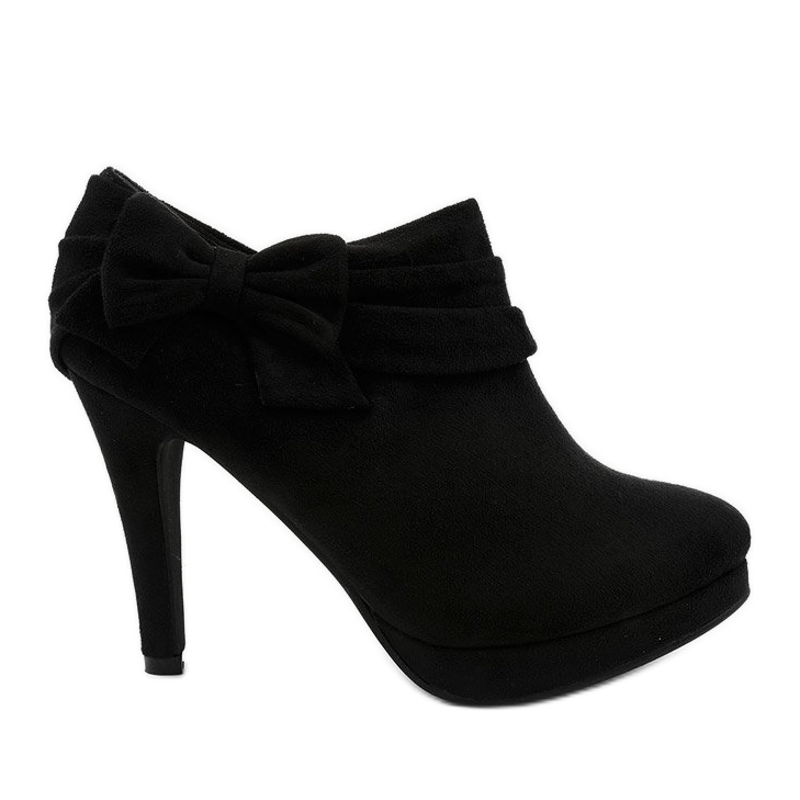 Svarta stövlar på en hög klack med en elastisk Fharvix