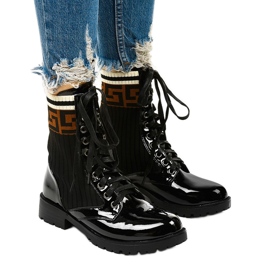 Svarta lackstövlar med Gwynn -strumpa beige