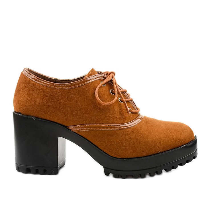 Kamelstövlar snörda på ett Clearfall -block brun