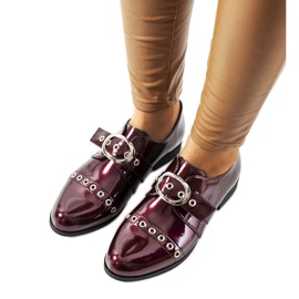 Burgundlackade skor med ett spänne C18-6263-2 röd mångfärgad