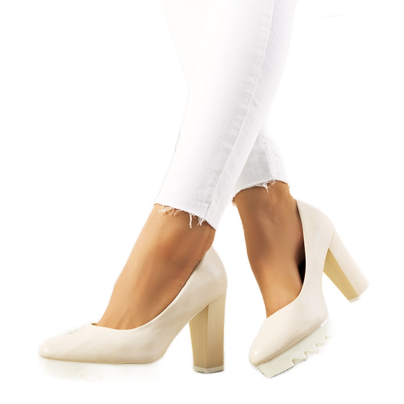 Beige pumps på Silverbee -stolpen