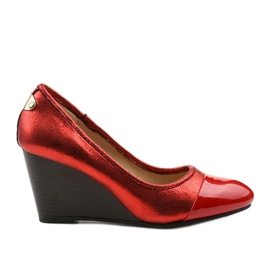 Röda pumps på Bluehorn kilklack