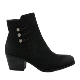 Svarta stövletter i mocka på Keenshaper -stolpen