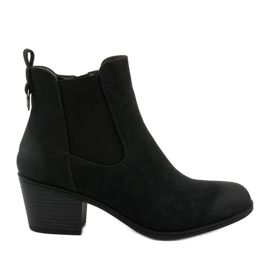 Svarta stövletter i mocka på ett Tarrenscribe -inlägg