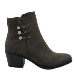 Grå stövletter i mocka på Keenshaper -stolpen