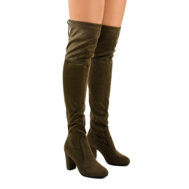 Mocka stövlar på stolpen av khaki Saroris kaki grön