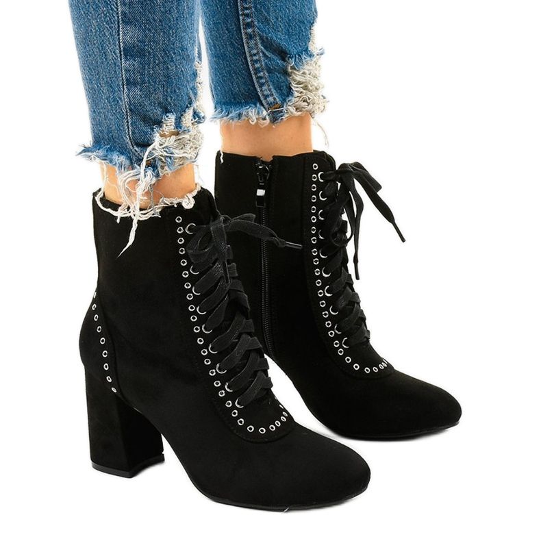 Svarta fotkängor tillverkade av Corstorphine eco-mocka