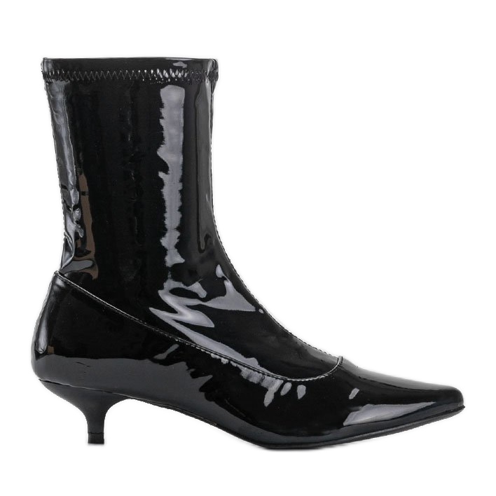 Svartlackerade klackar med en Ragemour -strumpa