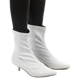 Grå höga klackar med en Ragemour -strumpa