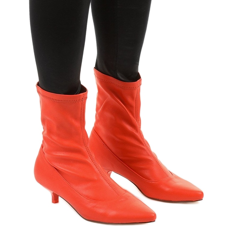 Röda höga klackar med en Ragemour -strumpa