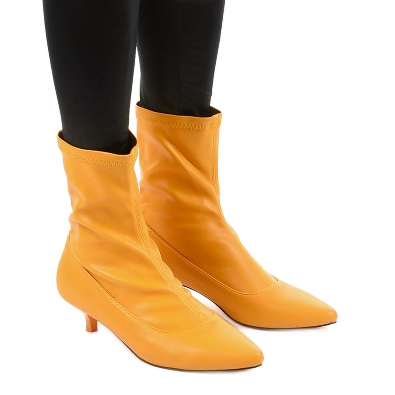 Gula höga klackar med en Ragemour -strumpa