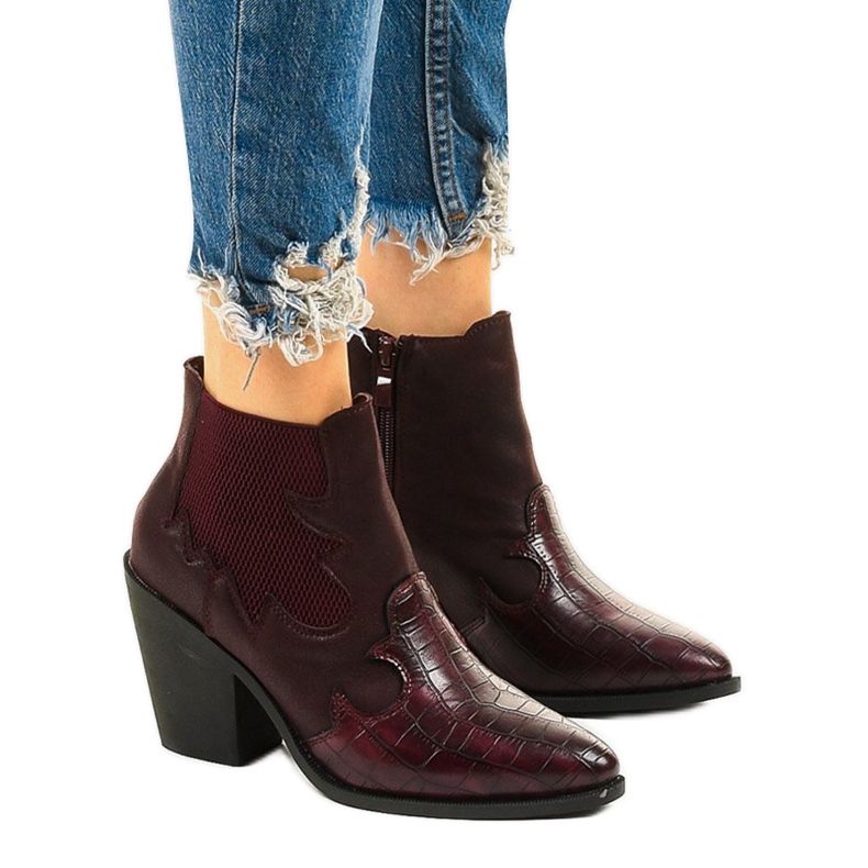 Maroon stövlar på stolpen av Harriet cowboy stövlar röd