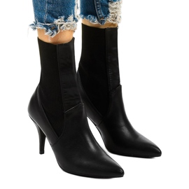 Svarta höga klackar med en Daywillow -strumpa