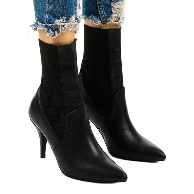 Svarta höga klackar med en Daywillow -strumpa