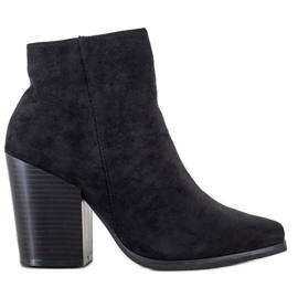 Marquiz Stövlar på ett stort inlägg svart