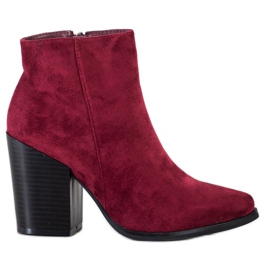 Marquiz Stövlar på ett stort inlägg röd