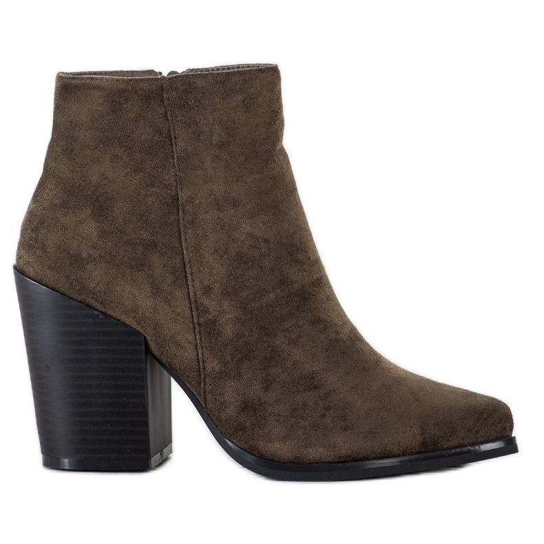 Marquiz Stövlar på ett stort inlägg grön