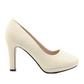 Vita pumpar på en tjock Doombrace häl