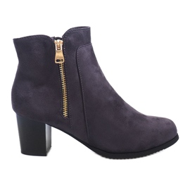 Stövlar på ett inlägg J0049-3 Grå