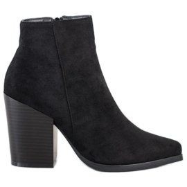 Super Me Svarta stövlar på ett brett inlägg