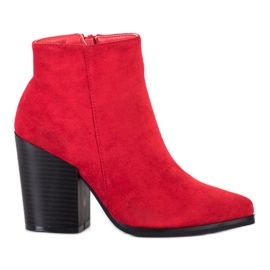 Super Me Röda stövlar på ett stort inlägg