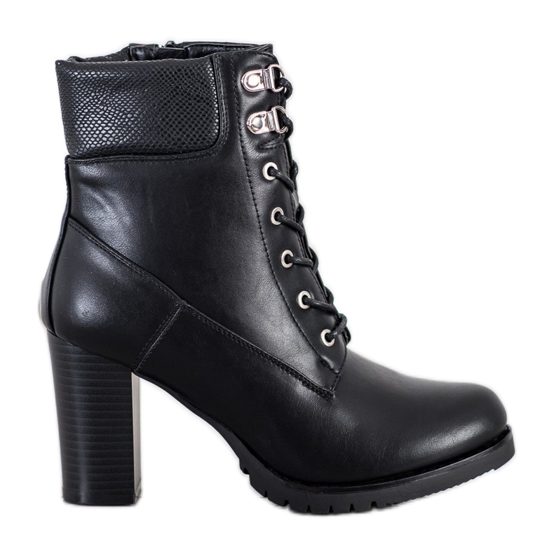 Queentina Snörskor på ett inlägg svart