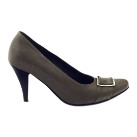 Grå läderpumpar med en silverkorda klämma