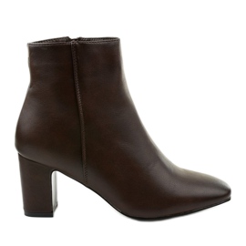 Bruna fotstövlar i ekoläder på Nilandaley-stolpen