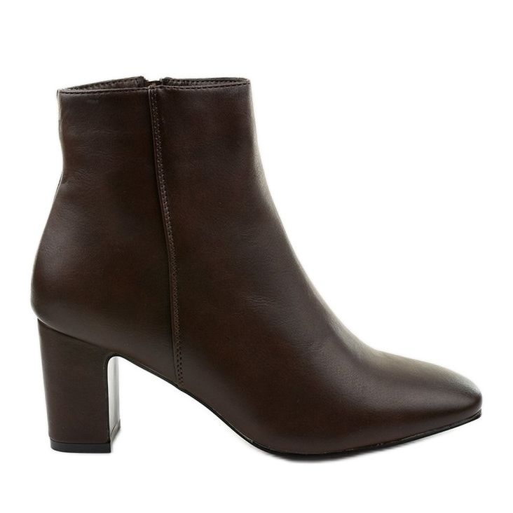 Bruna fotstövlar i ekoläder på Nilandaley-stolpen