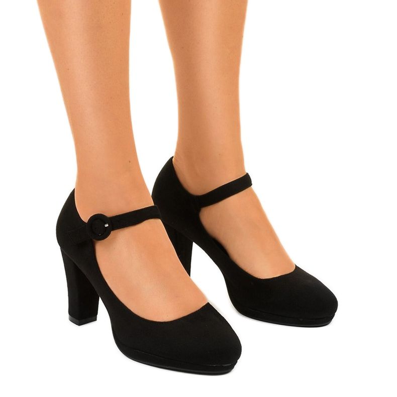 Svarta mockapumpar på Liayarus -stolpen