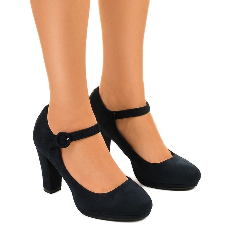 Blå mockapumpar på Liayarus -stolpen marinblå