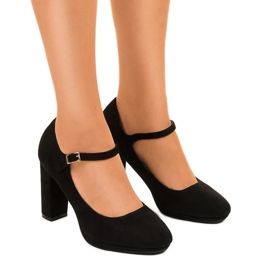 Svart mocka pumps på Neridan stolpen