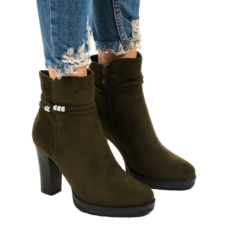 Gröna höga stövlar på Vabella -stolpen