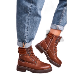 Kvinnors bruna varma arbetare fällare timmer