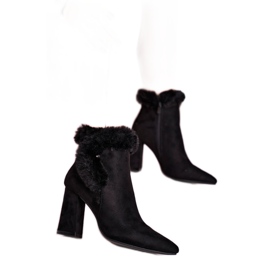 Stövlar på en klack med pälsmocka svart Sophie
