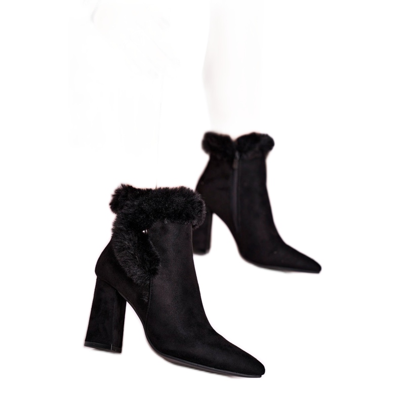 Stövlar på en klack med pälsmocka svart Sophie