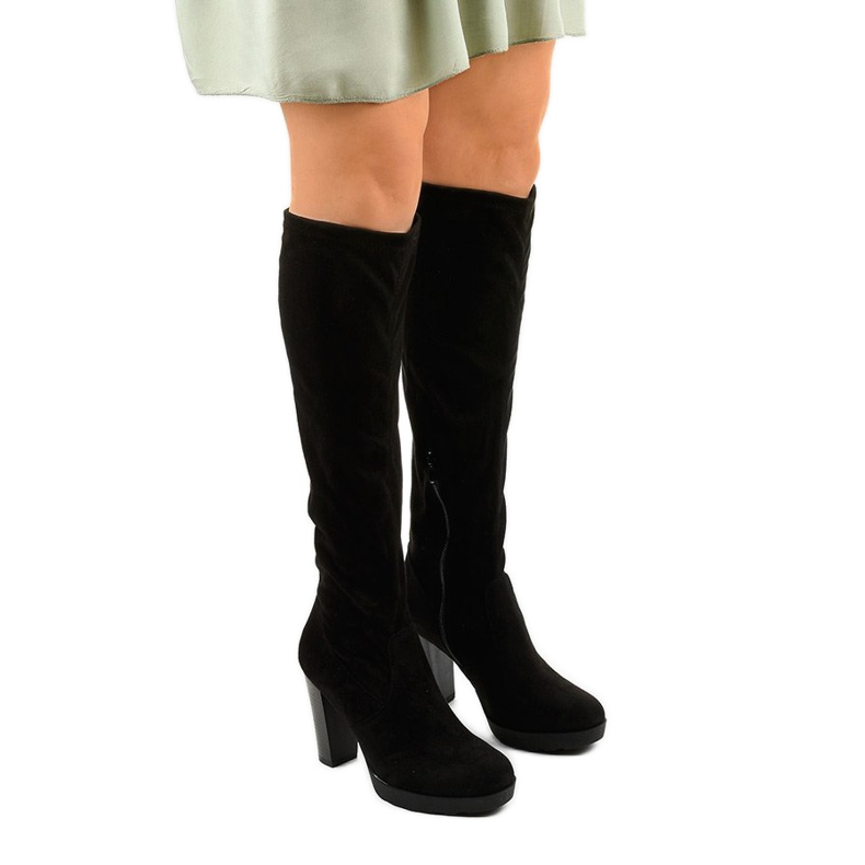 Svarta stövlar i Funnyfreeze mocka