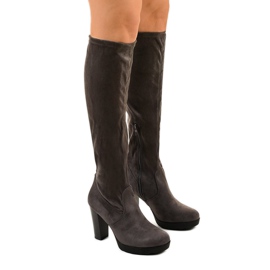 Grå stövlar på stolpen tillverkade av Funnyfreeze eco-mocka