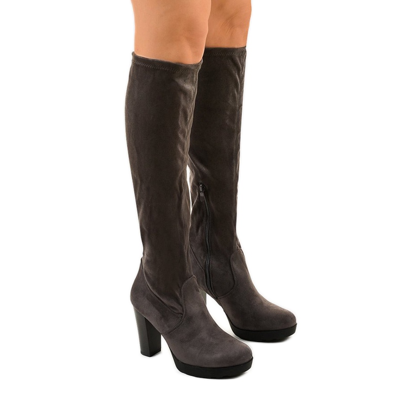 Grå stövlar på stolpen tillverkade av Funnyfreeze eco-mocka