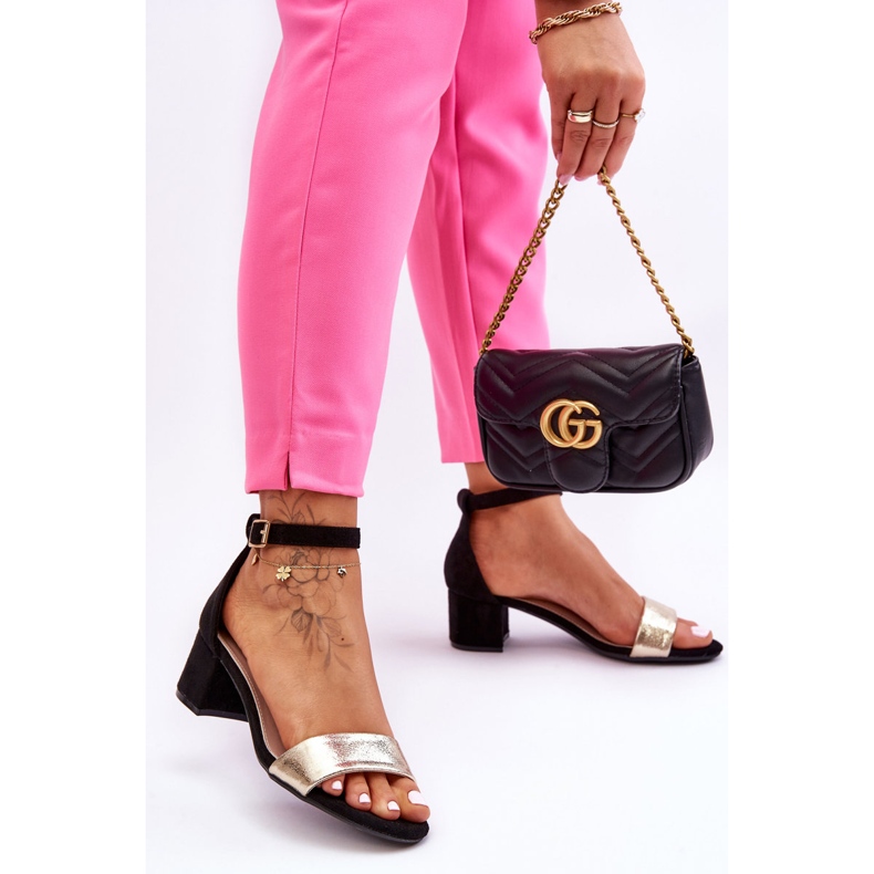 Layna bekväma svarta och guldsandaler med låg klack 1