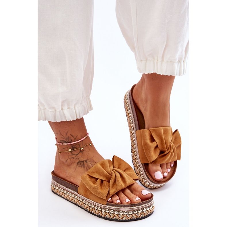 Damtofflor i mocka med kamel Lauria rosett brun 2