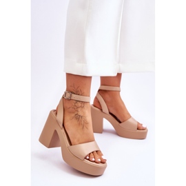 Fashionabla sandaler på massiva beige karminklackar 2