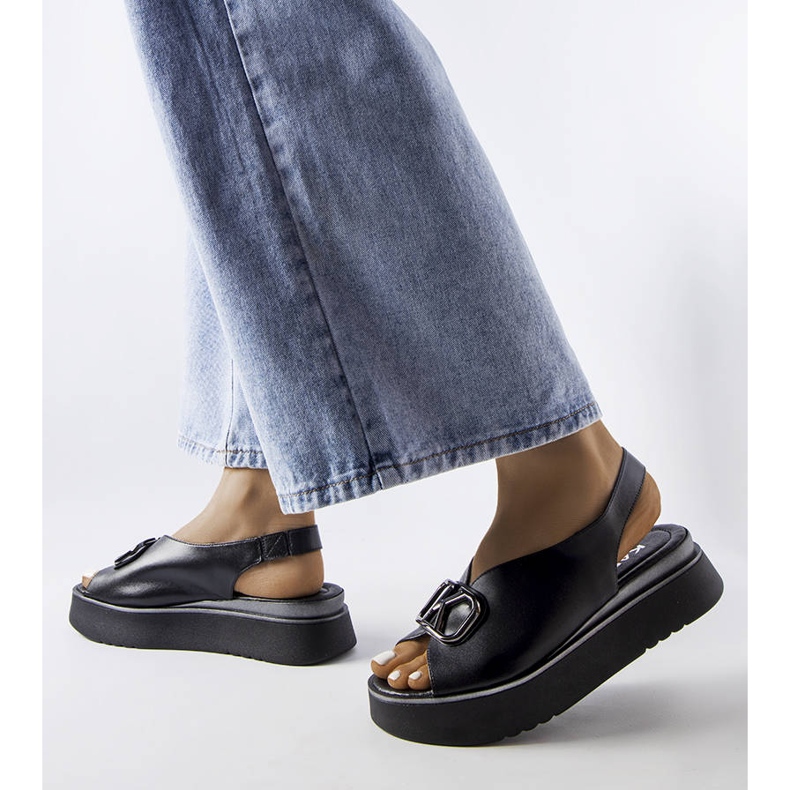 Svarta platåsandaler med utsmyckning från Karino 1