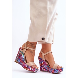 Damsandaler På En Färgglad Beige Malibu-kil 2