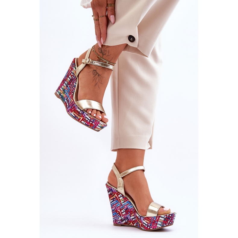 Damsandaler På En Färgglad Kil Guld Malibu gyllene 2