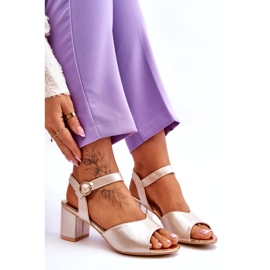 Vinceza Kvinnors ekosandaler på den gyllene metalliska inlägget 5