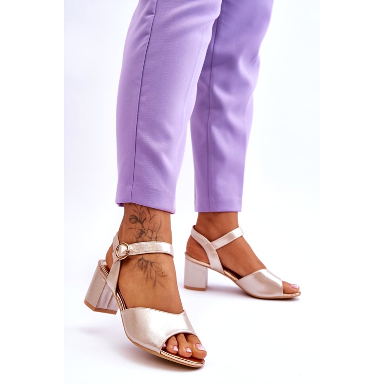 Vinceza Kvinnors ekosandaler på den gyllene metalliska inlägget 2