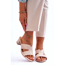 Klassiska beige flip-flops i läder med låg klack 1